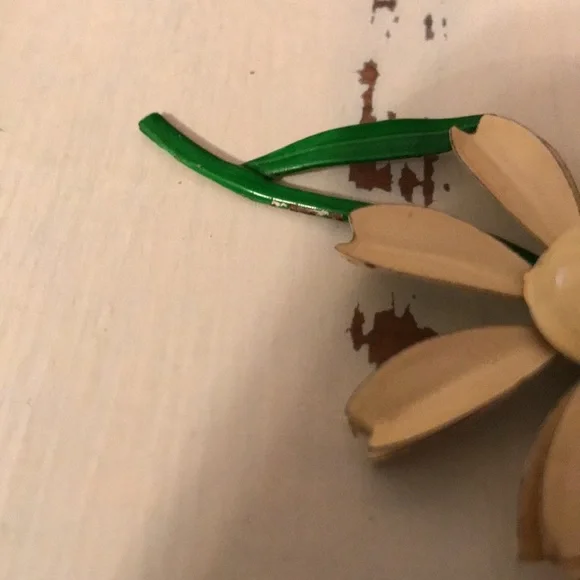 Vintage flower brooch, light yellow with green stem - Picture 6 of 7